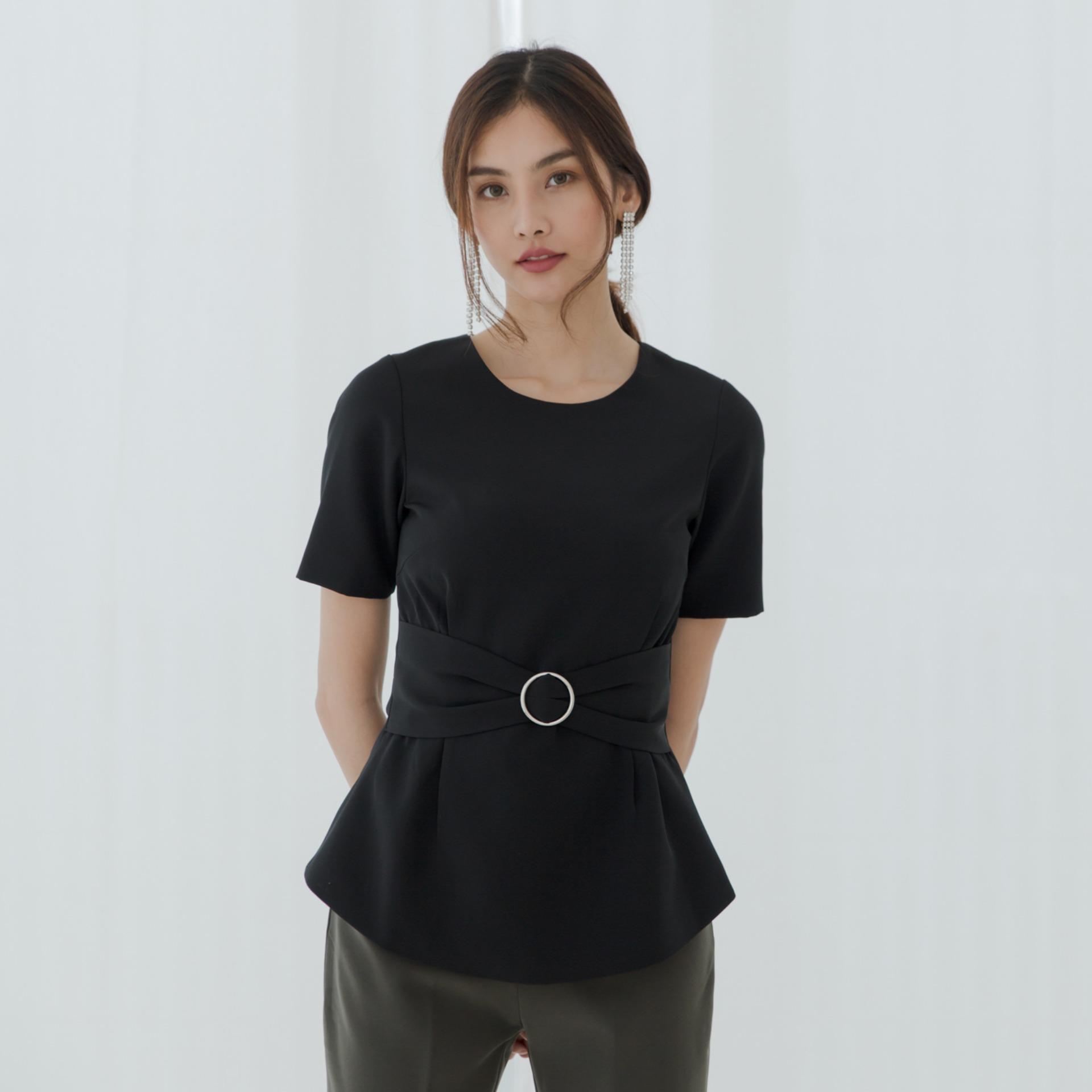 PIMNATTA Bella Top เสื้อแขนสั้นหัวเข็มขัด สีดำ