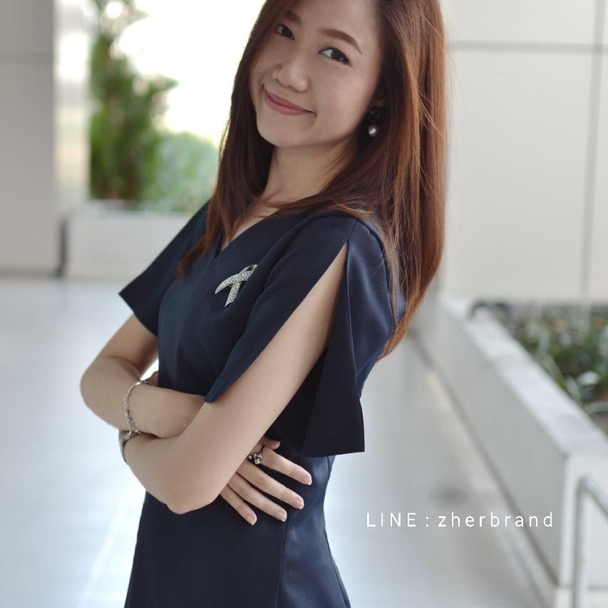 ZHER : Divi Dress ชุดเดรสสั้นคอวี มีแขน เข้ารูปเล็กน้อย ทรงตรง สีกรม (Dark Blue) ไซส์ S M L