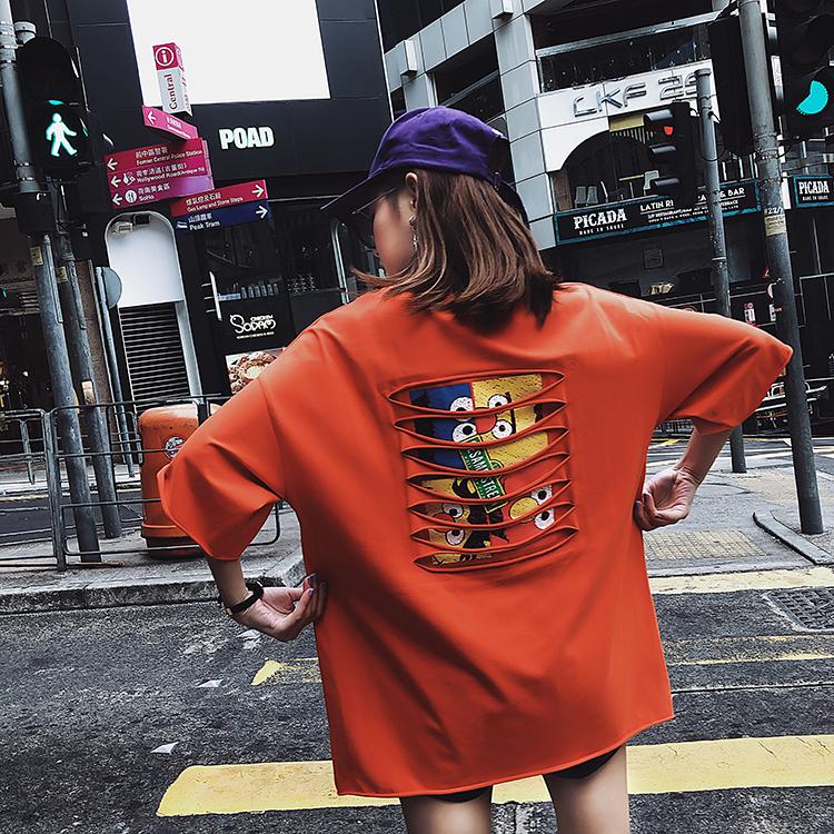 เสื้อยืดแขนสั้นพิมพ์ลายของผู้หญิง