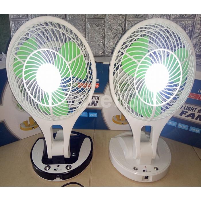 HT-5580 พัดลมขนาดใบ 6 นิ้ว ปรับแรงลมได้ 2 ระดับ ชาร์จไฟในตัว ความจุแบตเตอรี่ถึง 4000mAh มีโคมไฟ LED 21 ดวง ส่องสว่างอ่านหนังสือปรับความสว่างได้ 2 ระดับ ชาร์จไฟบ้าน/ไฟรถยนต์ได้สบายๆ