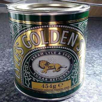 โกลเด้น ไซรัป (น้ำเชื่อม) ไซรัป Golden Syrup (Tate & Lyle Brand) ผลิตโดยประเทศอังกฤษ สีอ่อนเป็นสีทอง ใส รสหอมหวาน อร่อยมาก ใช้ทาขนมปัง ราดแพนเค้ก ไอศกรีม และใช้ทำอาหารหรือขนมต่างๆ เช่น ทำซอสต่างๆ ทาร์ต พุดดิ้ง โกลเด้น ไซรัป (น้ำเชื่อม) ไซรัป Golden Syrup (Tate & Lyle Brand) ผลิตโดยประเทศอังกฤษ สีอ่อนเป็นสีทอง ใส รสหอมหวาน อร่อยมาก ใช้ทาขนมปัง ราดแพนเค้ก ไอศกรีม และใช้ทำอาหารหรือขนมต่างๆ เช่น ทำซอสต่างๆ ทาร์ต พุดดิ้ง