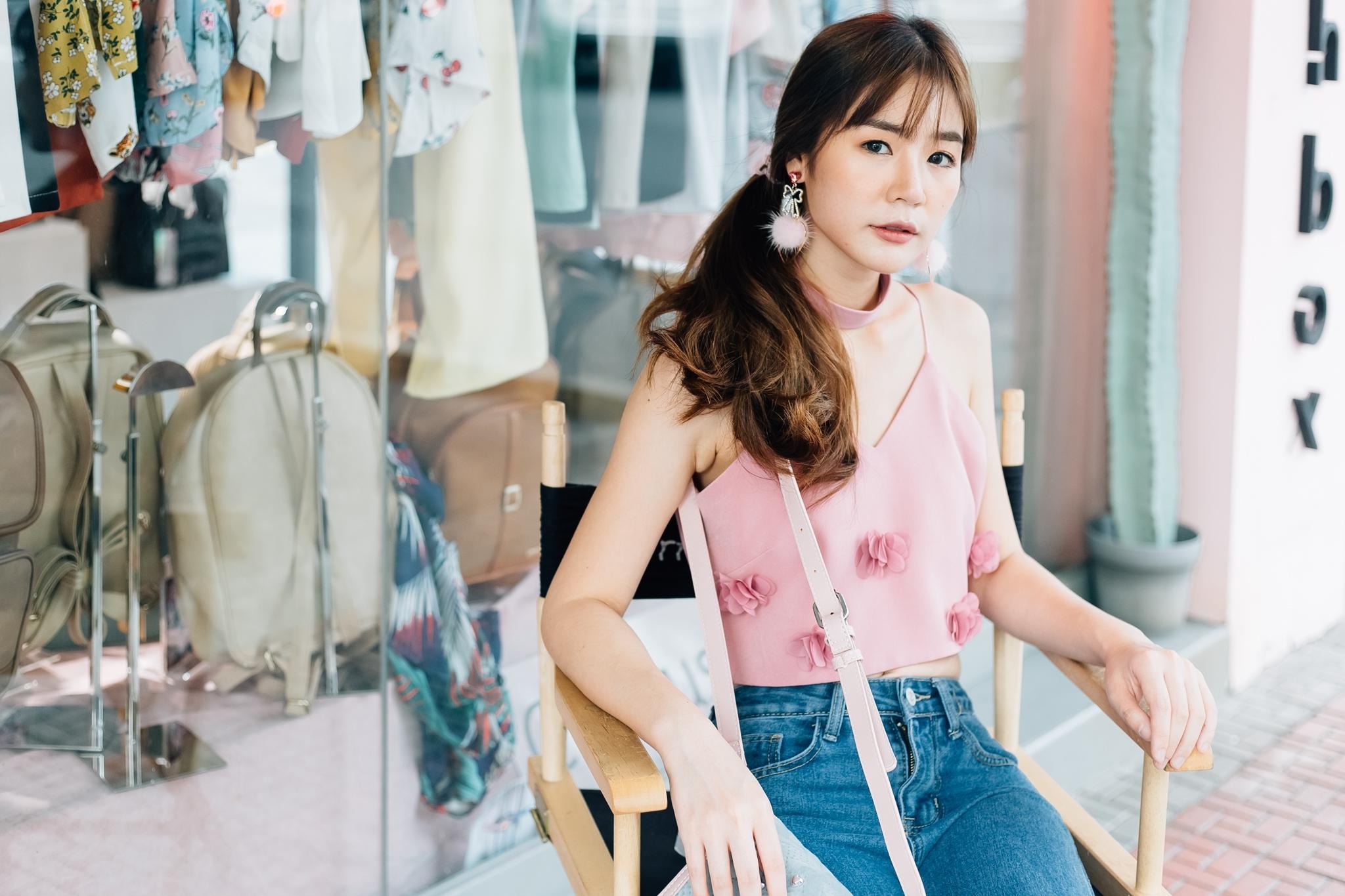 Arthitaya mini top blossom (เสื้อครอปสั้นติดดอกไม้) Arthitaya mini top blossom (เสื้อครอปสั้นติดดอกไม้)