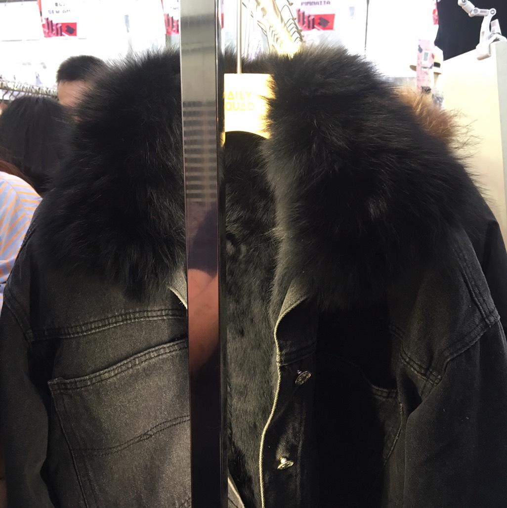 DAILYSQUAD แจ็กเก็ตยีนส์ทรง CROP เฟอขนแท้ 2 สี ขาว/ดำ รุ่น CROP JACKET JEAN with REAL FUR งานขนแท้ เกรดดีที่สุด เรียกได้ว่าเป็นแจ็กเก็ตที่เข้าได้กับสาวๆทุกสไตล์ ทรงคร็อป โอเว่อไซส์เล็กๆ เนื้อผ้ายีนส์กับขนเฟอเกรดคุณภาพ สีฟอกสวย เดลี่การันตี