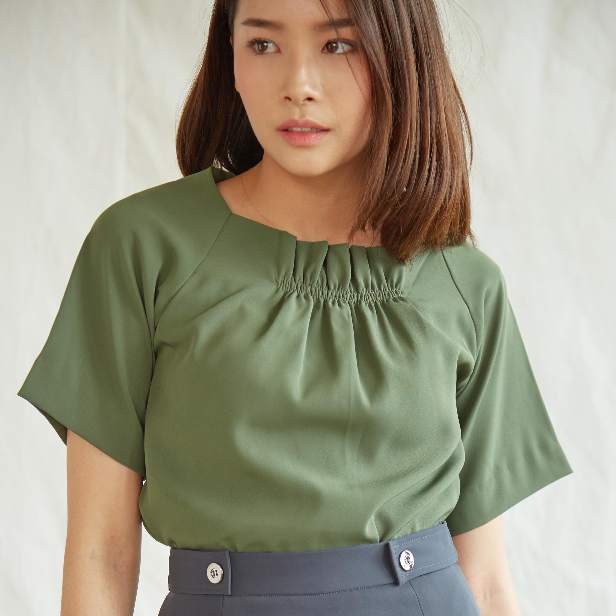 Ivory No.5 เสื้อคอสี่เหลี่ยม จับจีบช่วงคอ รุ่น Crimp Line Top Ivory No.5 เสื้อคอสี่เหลี่ยม จับจีบช่วงคอ รุ่น Crimp Line Top