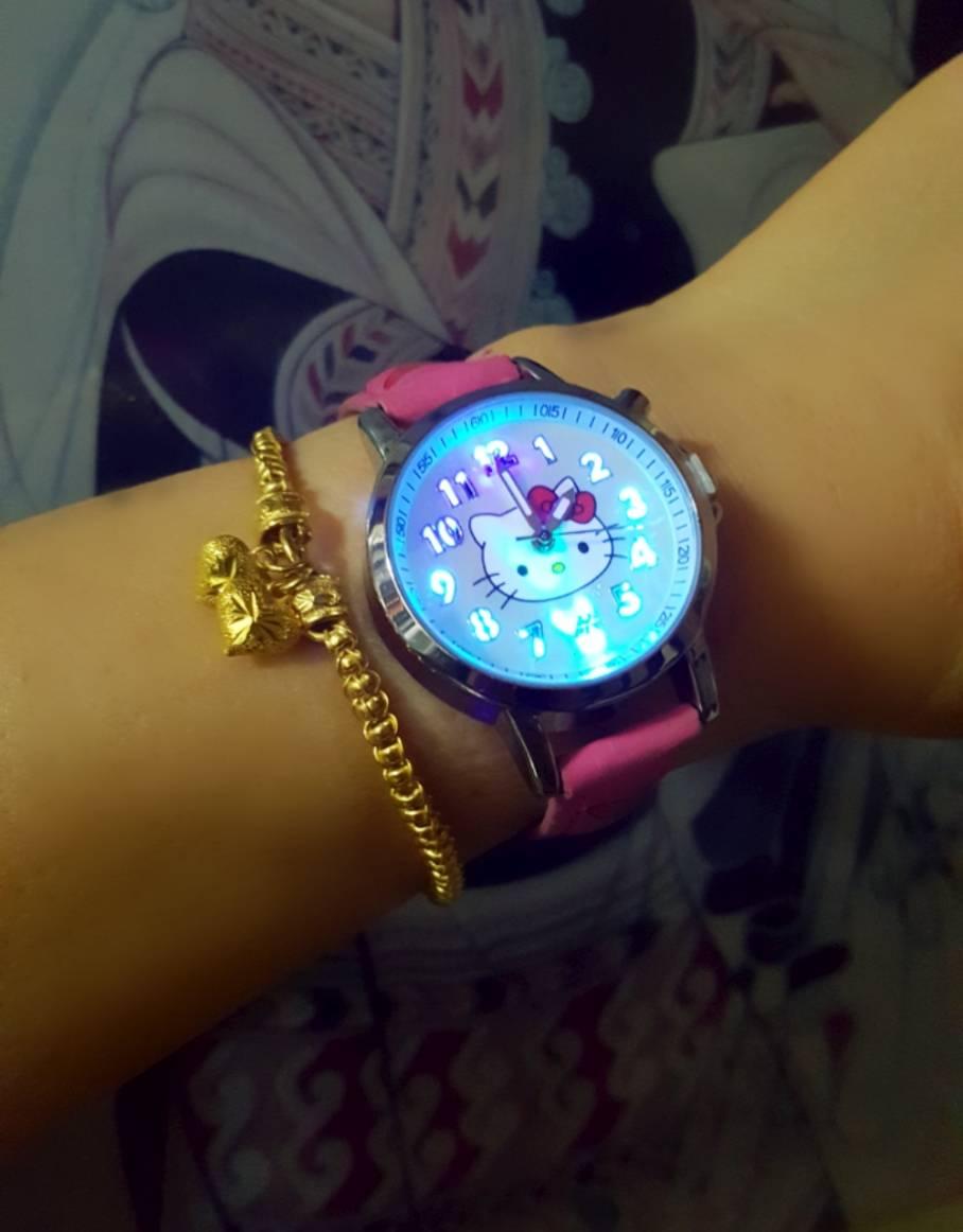 นาฬิกาข้อมือแฟชั่น คิตตี้ลายใหม่ รุ่นใหม่ ไฟกระพริบ รุ่นใหม่ ไฟกระพริบตัวเลขหน้าจอมีไฟเรืองแสง หลากสี