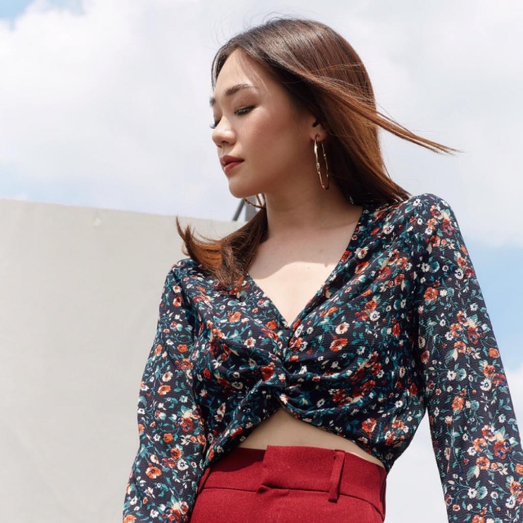 LAVITA เสื้อ รุ่น BLOOMING TWIST TOP