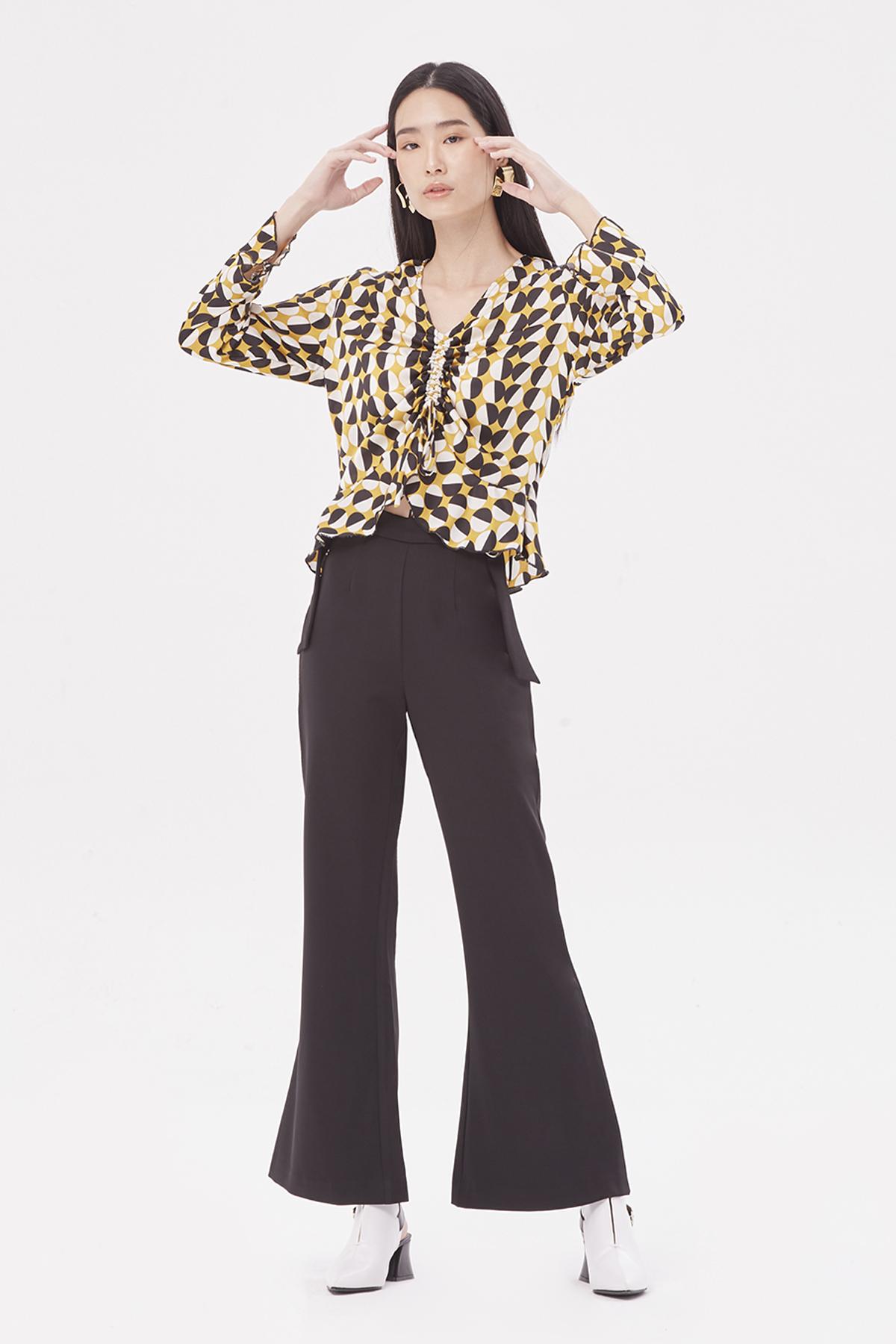 CAMP COLLECTION เสื้อเเขนยาว ลายกราฟิกรุ่น RUCHED FRONT BLOUSE IT005 CAMP COLLECTION เสื้อเเขนยาว ลายกราฟิกรุ่น RUCHED FRONT BLOUSE IT005