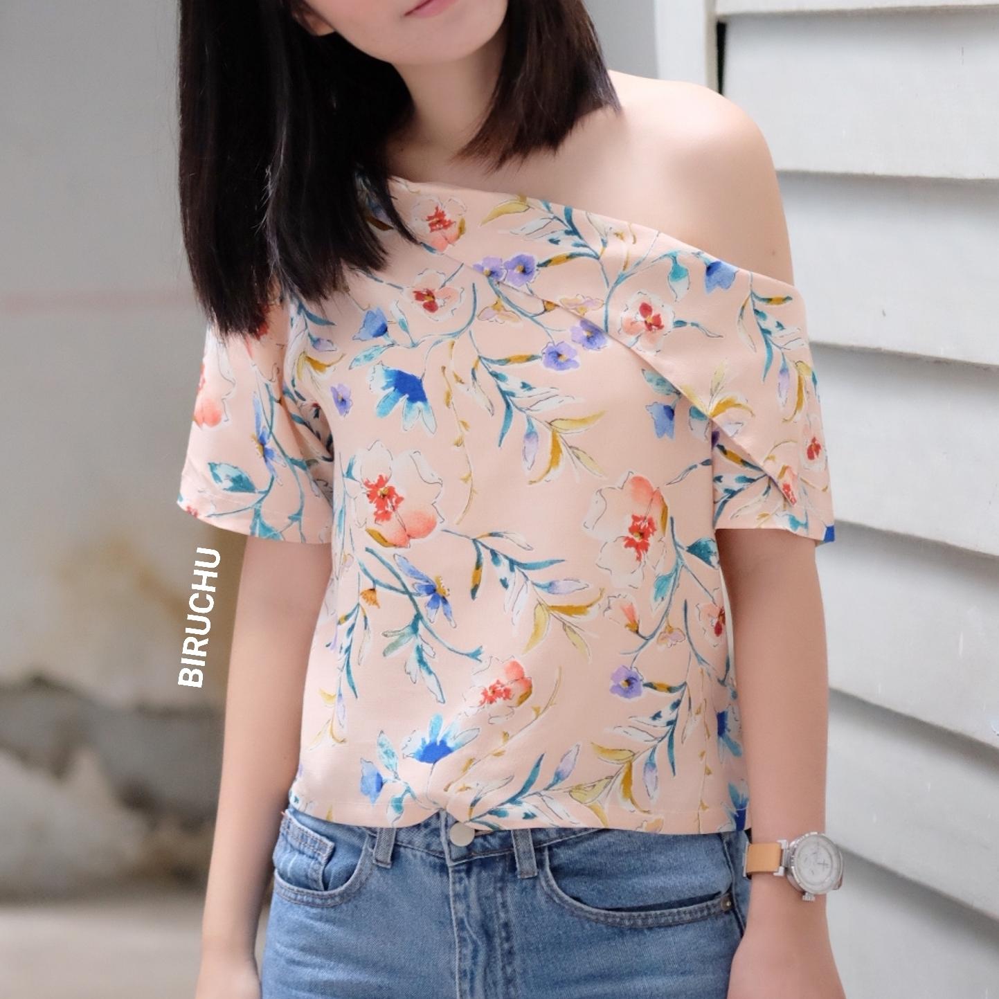 BIRUCHU JUICY เสื้อปาดไหล่ ลายดอกไม้สีชมพู