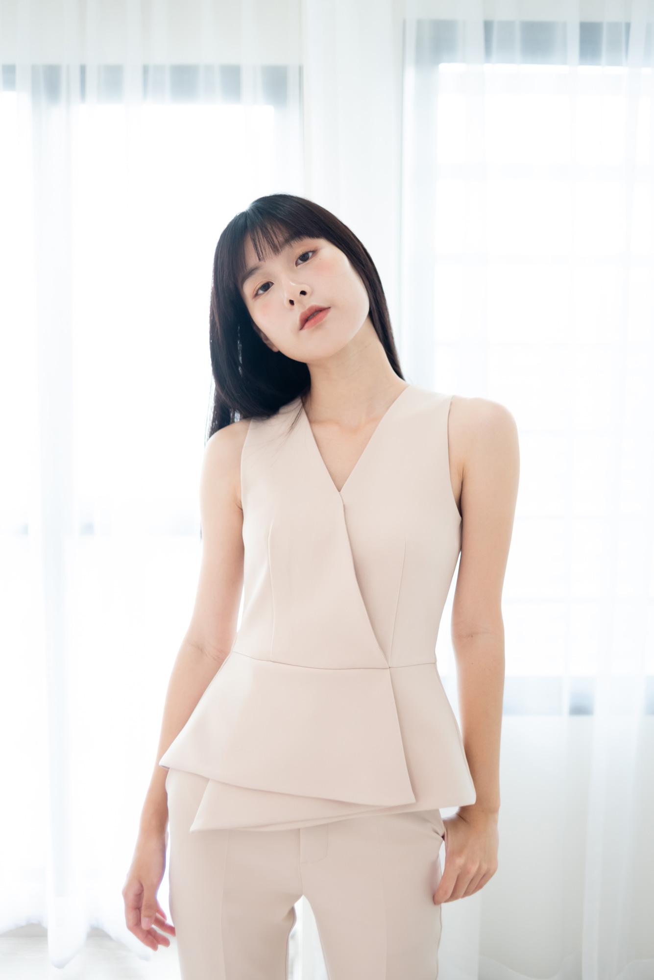 Cont.official Claire Top เสื้อแขนกุด ชายระบาย Cont.official Claire Top เสื้อแขนกุด ชายระบาย