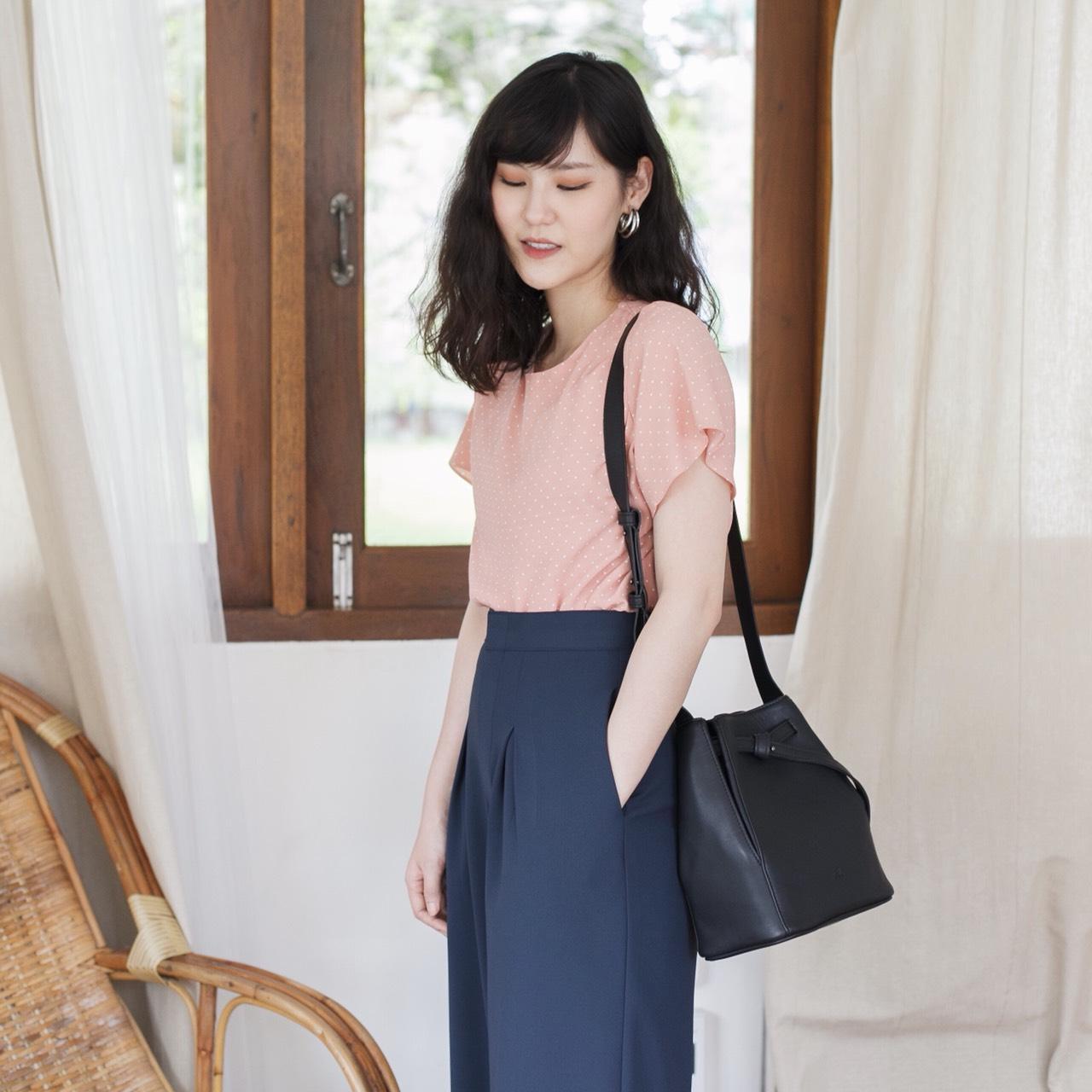 TheGarden1st เสื้อแขนสั้นติดกระดุมหลัง Mille Crape Top Peach Polkadot