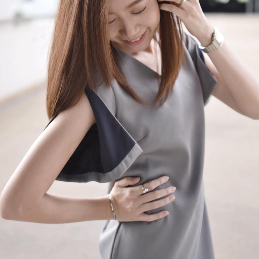 ZHER : Divi Dress ชุดเดรสสั้นคอวี มีแขน เข้ารูปเล็กน้อย ทรงตรง สีเทา ควันบุหรี่ (Grey) (Smoke Grey) ไซส์ S M L