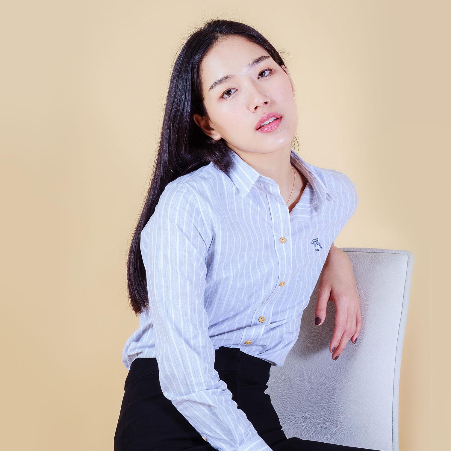 ISSARA Original เสื้อเชิ้ตหญิง แขนยาว ทรงสลิม สีเทาลายทาง origami dolphin