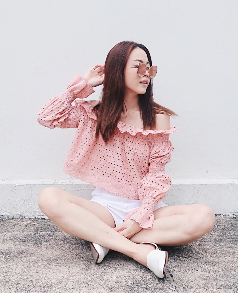 Jane Soraya Eyelet Crop Top เสื้อปาดไหล