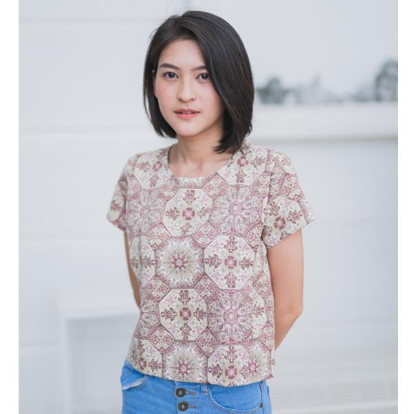 Ivory No.5 เสื้อคอกลมแขนสั้นแต่งกระดุมหลัง ผ้าลายกระเบื้องตุรกี รุ่น Chino Top Ivory No.5 เสื้อคอกลมแขนสั้นแต่งกระดุมหลัง ผ้าลายกระเบื้องตุรกี รุ่น Chino Top