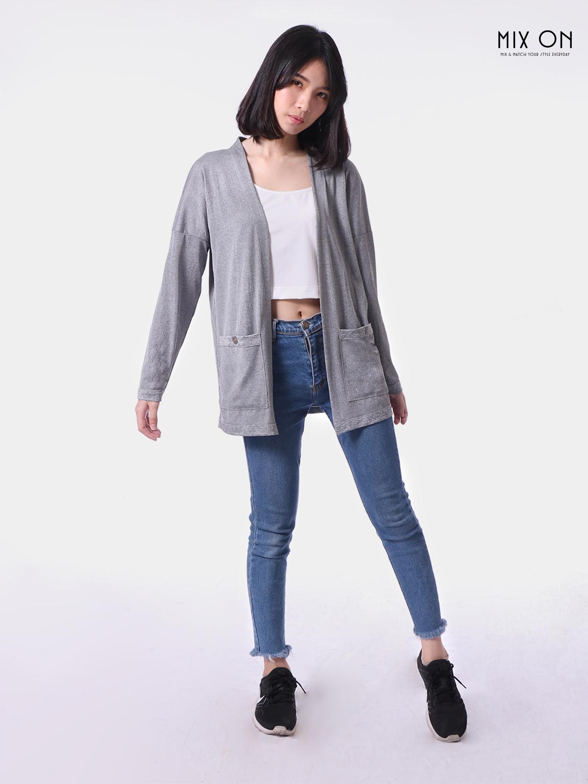 (ส่งฟรี) Mix On - เสื้อคาร์ดิแกนทรงโอเวอร์ไซส์ แต่งกระเป๋าหน้า สีเทา Merry Pocket Cardigan by josoco