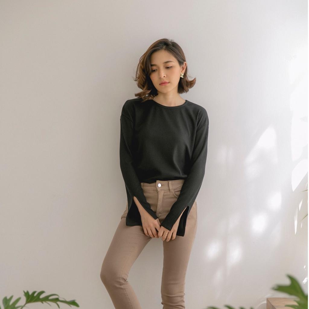 LAVITA เสื้อ รุ่น SPLIT ARM KNIT TOP (BLACK)