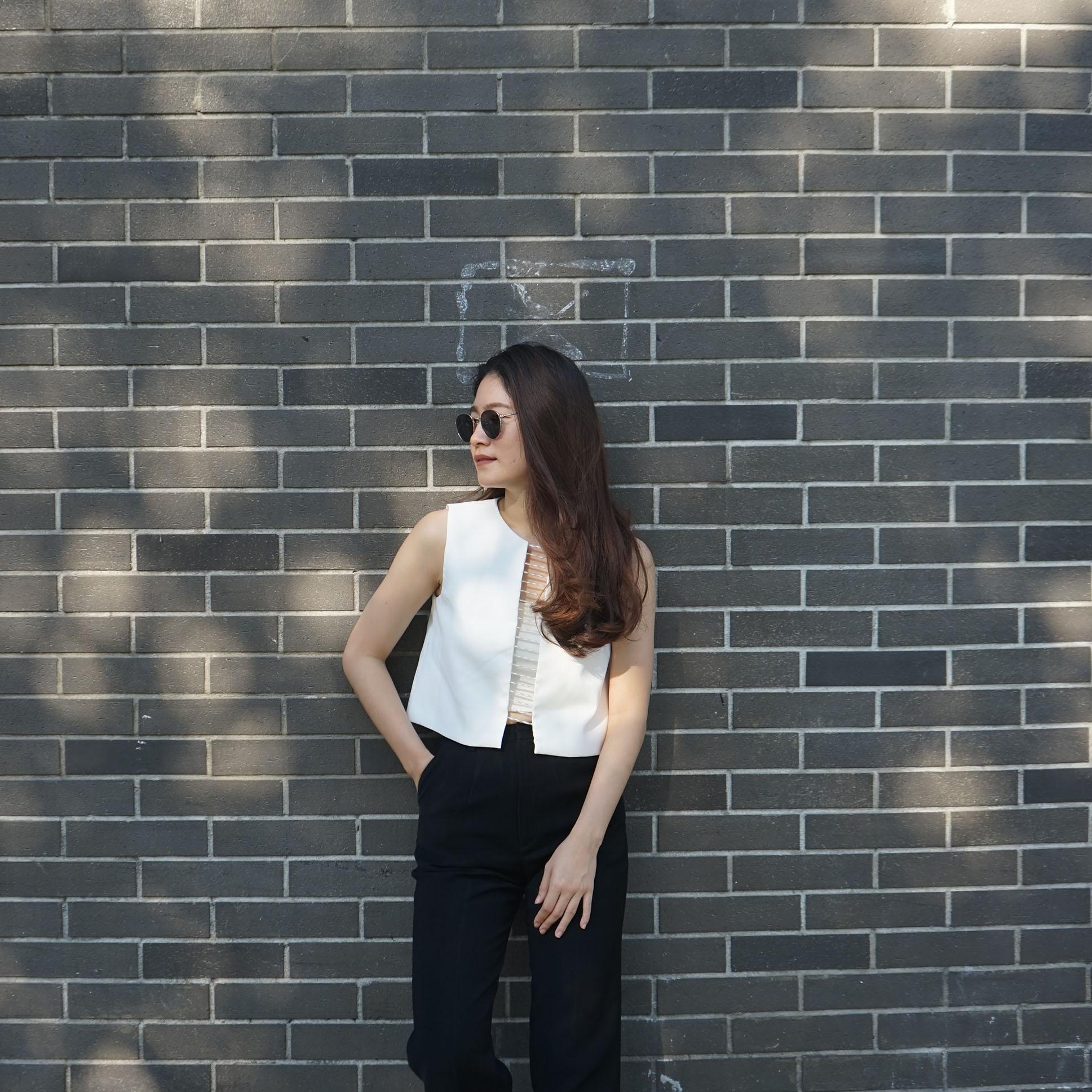 FAMINOUS เสื้อแขนกุดประดับด้วยคริสตัล สีขาว CRYSTAL CROP - WHITE FAMINOUS เสื้อแขนกุดประดับด้วยคริสตัล สีขาว CRYSTAL CROP - WHITE