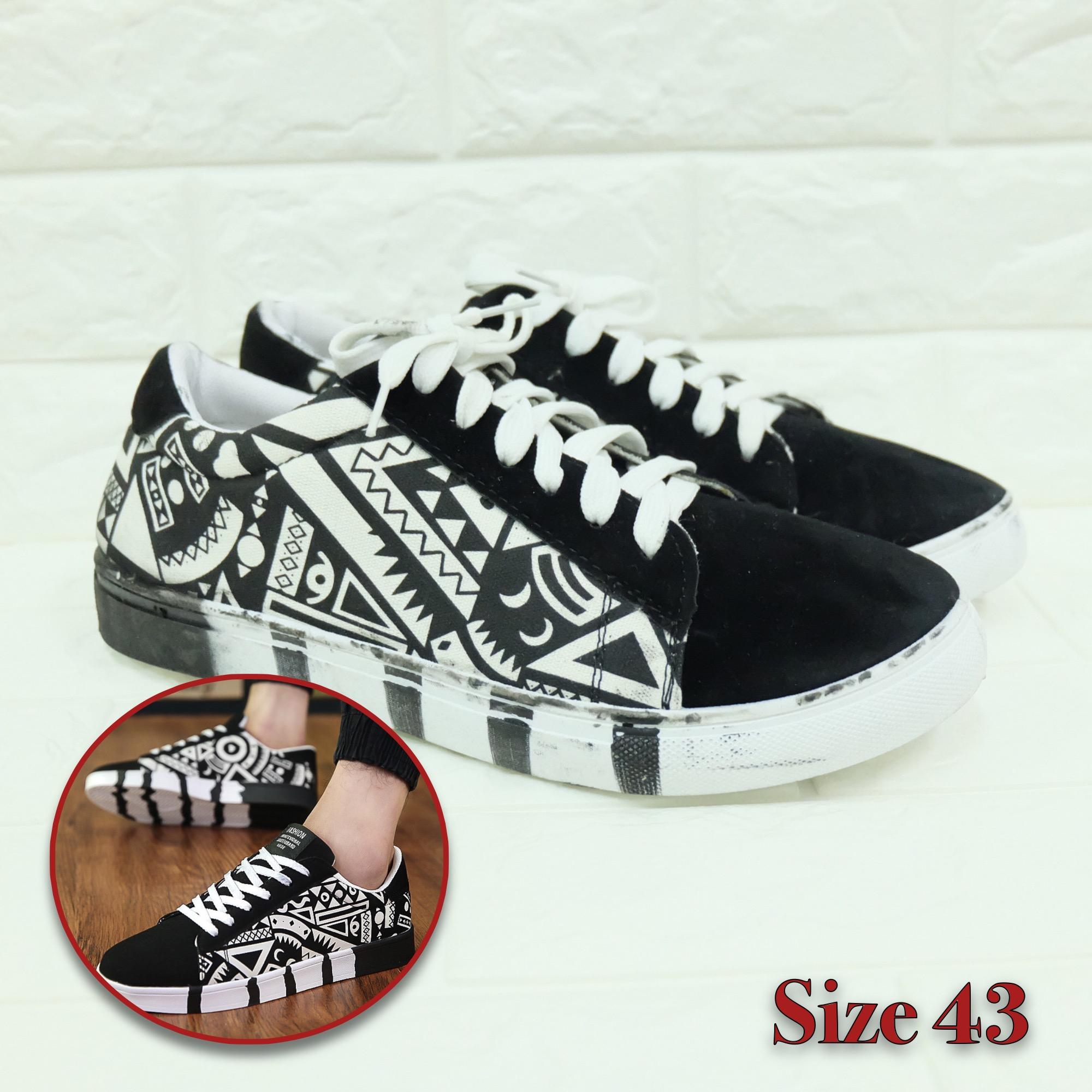 Takayama รองเท้าผ้าใบ ลายกราฟฟิค สีขาวดำ ( มีตำหนิ ตามรูป ) Size 43 Takayama รองเท้าผ้าใบ ลายกราฟฟิค สีขาวดำ ( มีตำหนิ ตามรูป ) Size 43