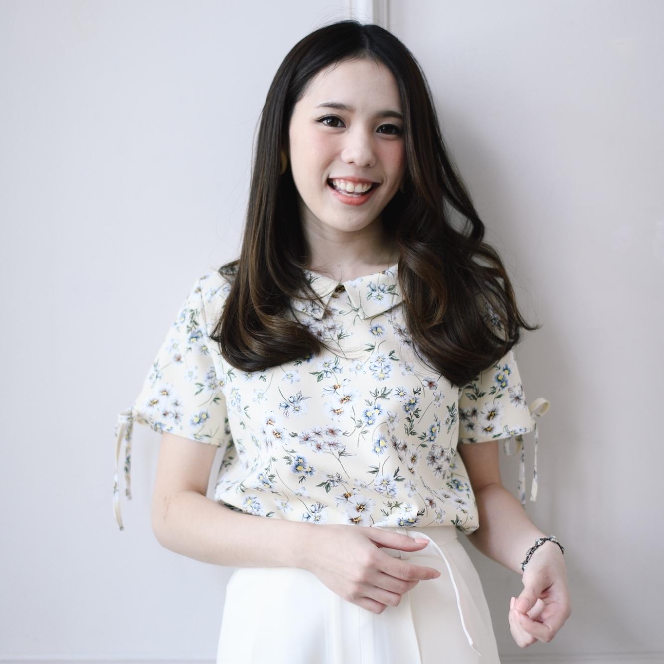 prettythingonme Flora Belle Top - เสื้อคอปก ผูกโบว์ที่ปลายแขน ลายดอกไม้สีครีม
