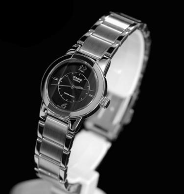 Casio รุ่น LTP-1230D-1CDF นาฬิกาข้อมือผู้หญิง สายแสตนเลส หน้าปัดกลม ดีไซน์กระจกตัด - มั่นใจ ของแท้ 100% ประกันศูนย์ 1 ปีเต็ม (เก็บเงินปลายทางได้)