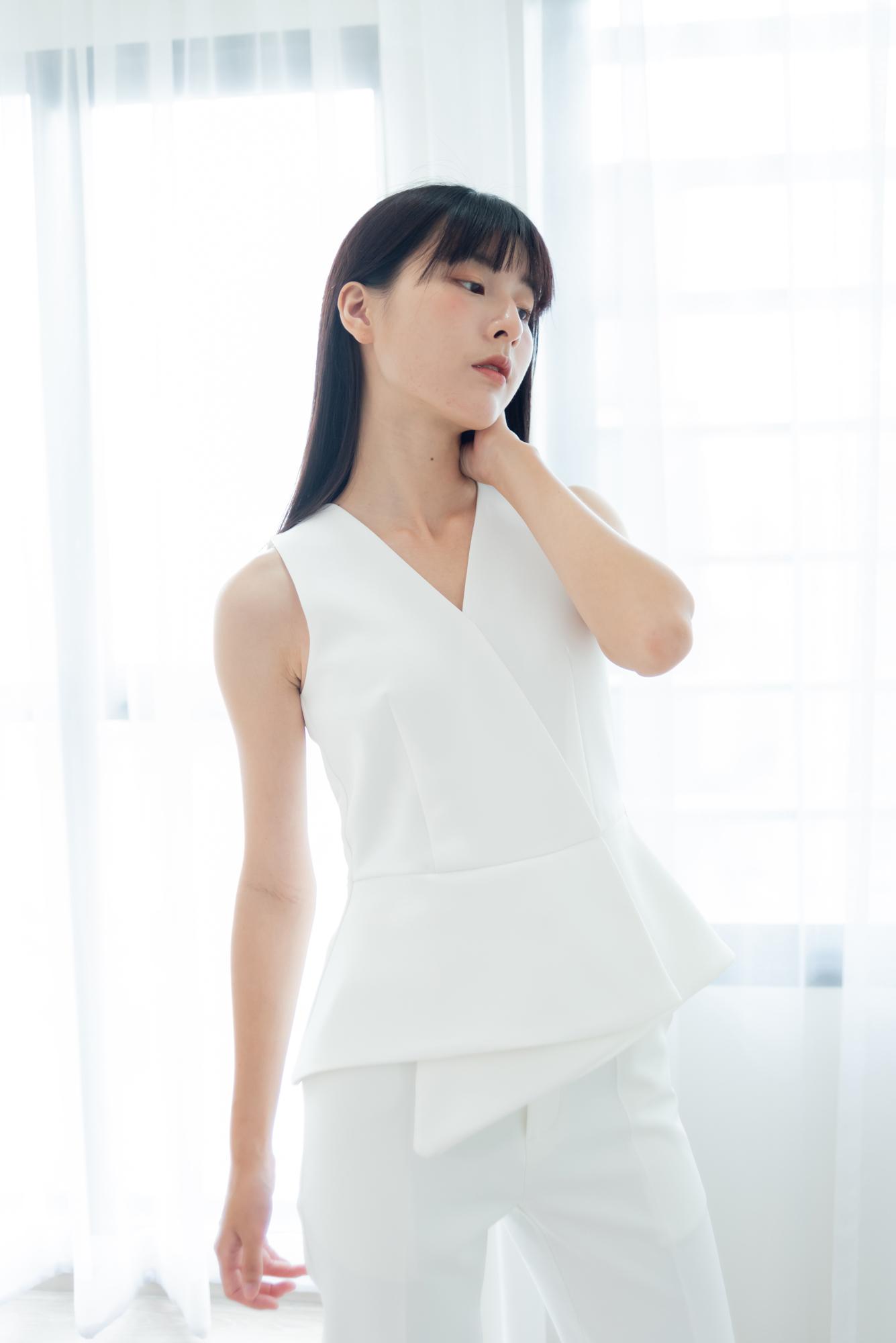Cont.official Claire Top เสื้อแขนกุด ชายระบาย Cont.official Claire Top เสื้อแขนกุด ชายระบาย