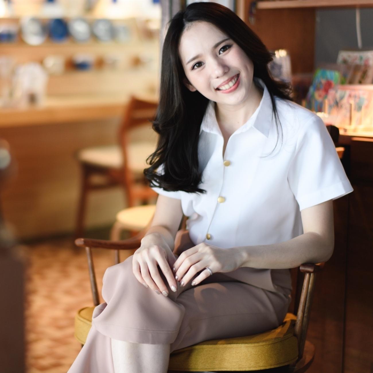 prettythingonme Stella Top - สี off white เสื้อปกเชิ้ตแต่งกระดุมสีทอง