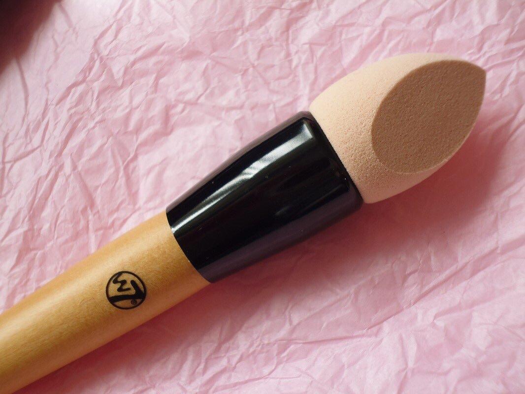 W7 Sponge Applicator จะปล่อยให้มือเลอะเวลาแต่งหน้าไปทำไม? มาใช้แปรงเกลี่ยรองพื้นกันดีกว่า W7 Sponge Applicator จะปล่อยให้มือเลอะเวลาแต่งหน้าไปทำไม? มาใช้แปรงเกลี่ยรองพื้นกันดีกว่า