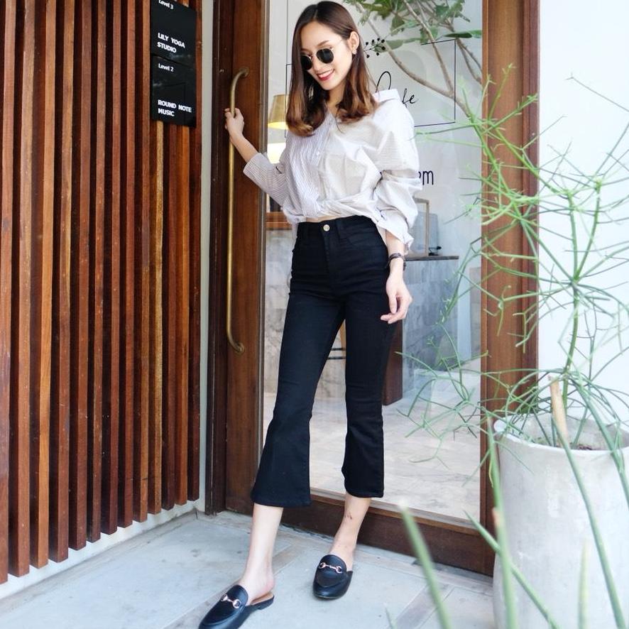 Gene Denim กางเกงยีนส์ขายาว เอวสูง ทรงขาเต่อ ปลายขาบาน รุ่น Irena สีดำ (Black) Gene Denim กางเกงยีนส์ขายาว เอวสูง ทรงขาเต่อ ปลายขาบาน รุ่น Irena สีดำ (Black)