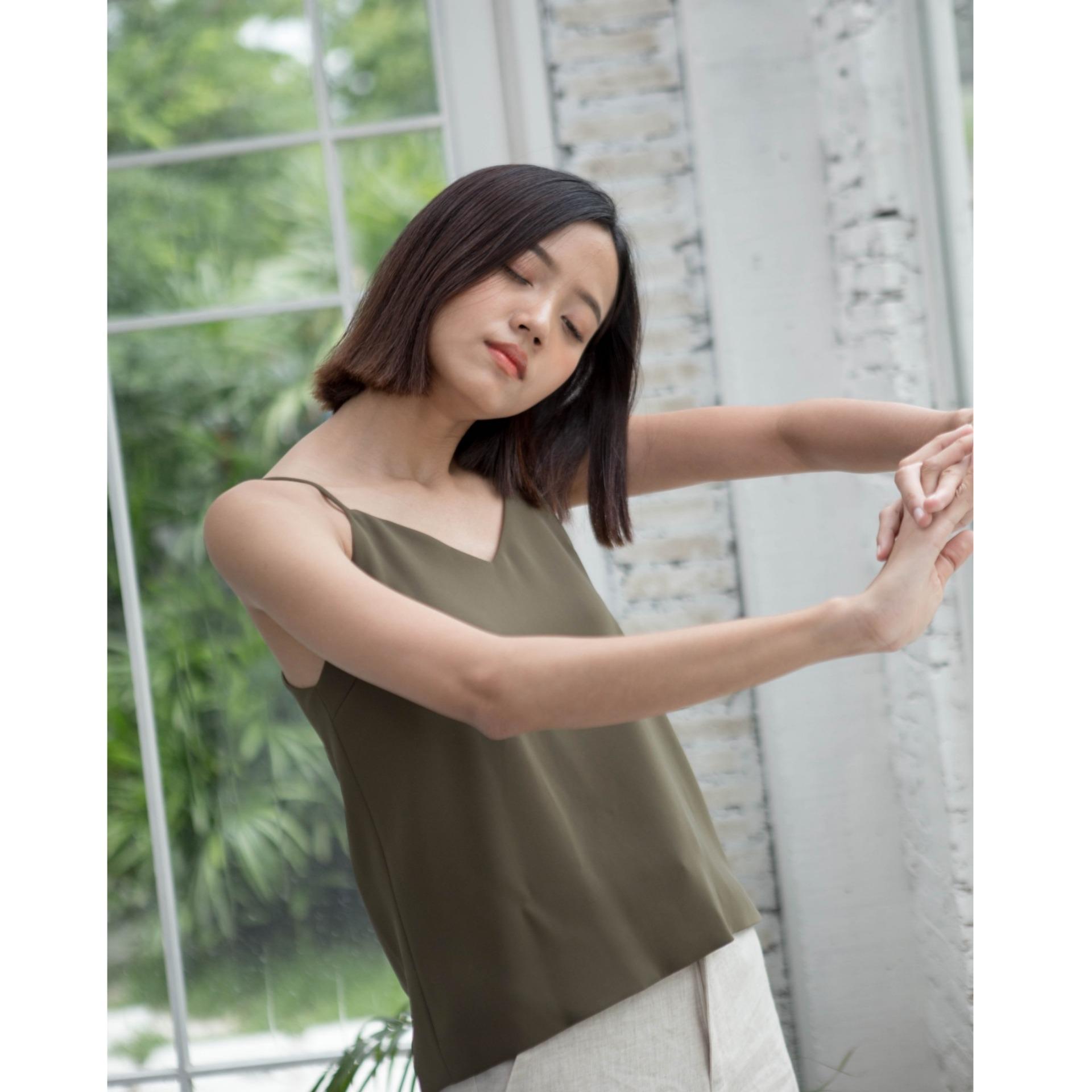 เสื้อสายเดี่ยวคอวี Basics & Neutrals V-Neck Camisole