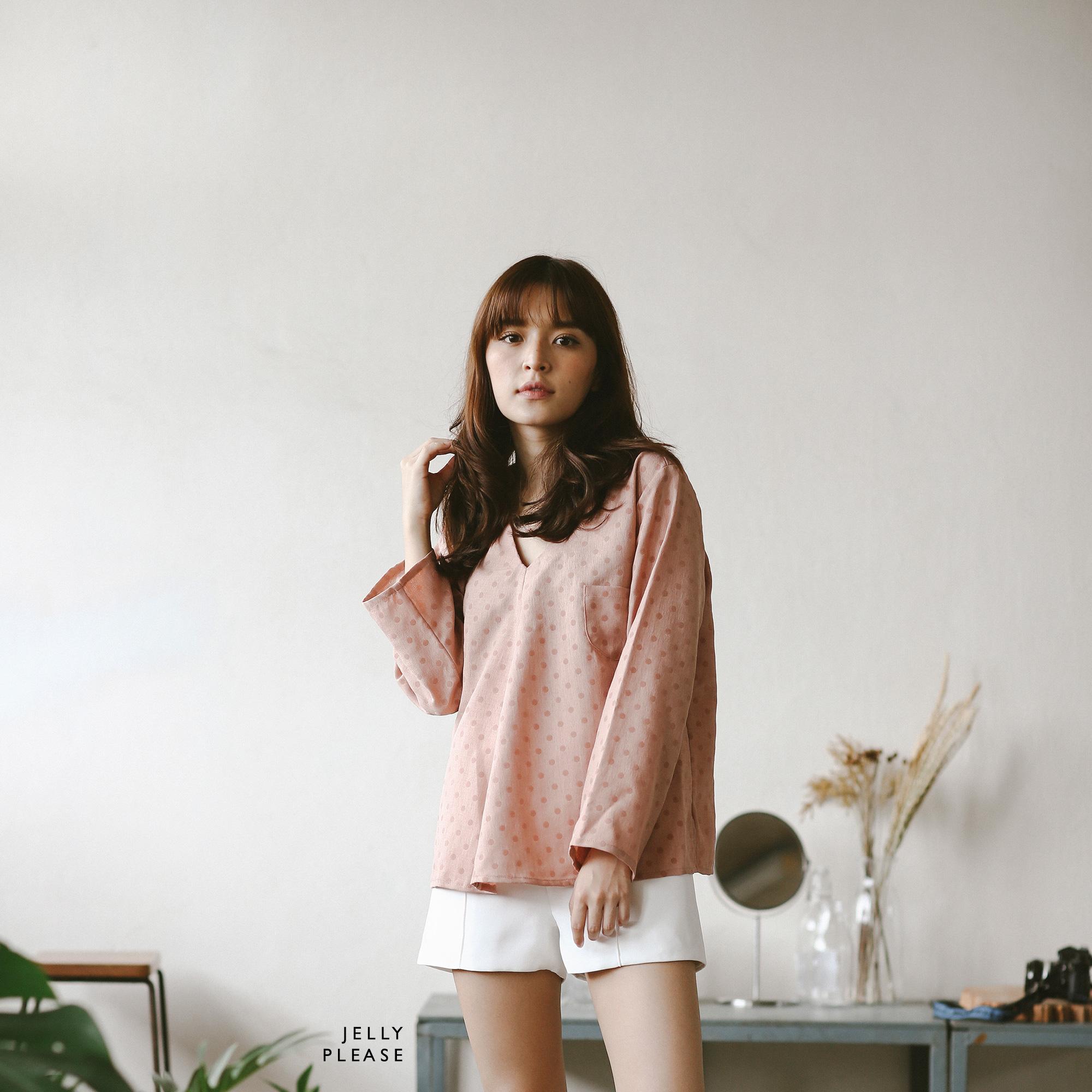 JELLYPLEASE เสื้อคอวี แขนยาว ผ้าคอตตอนลายจุด รุ่น V