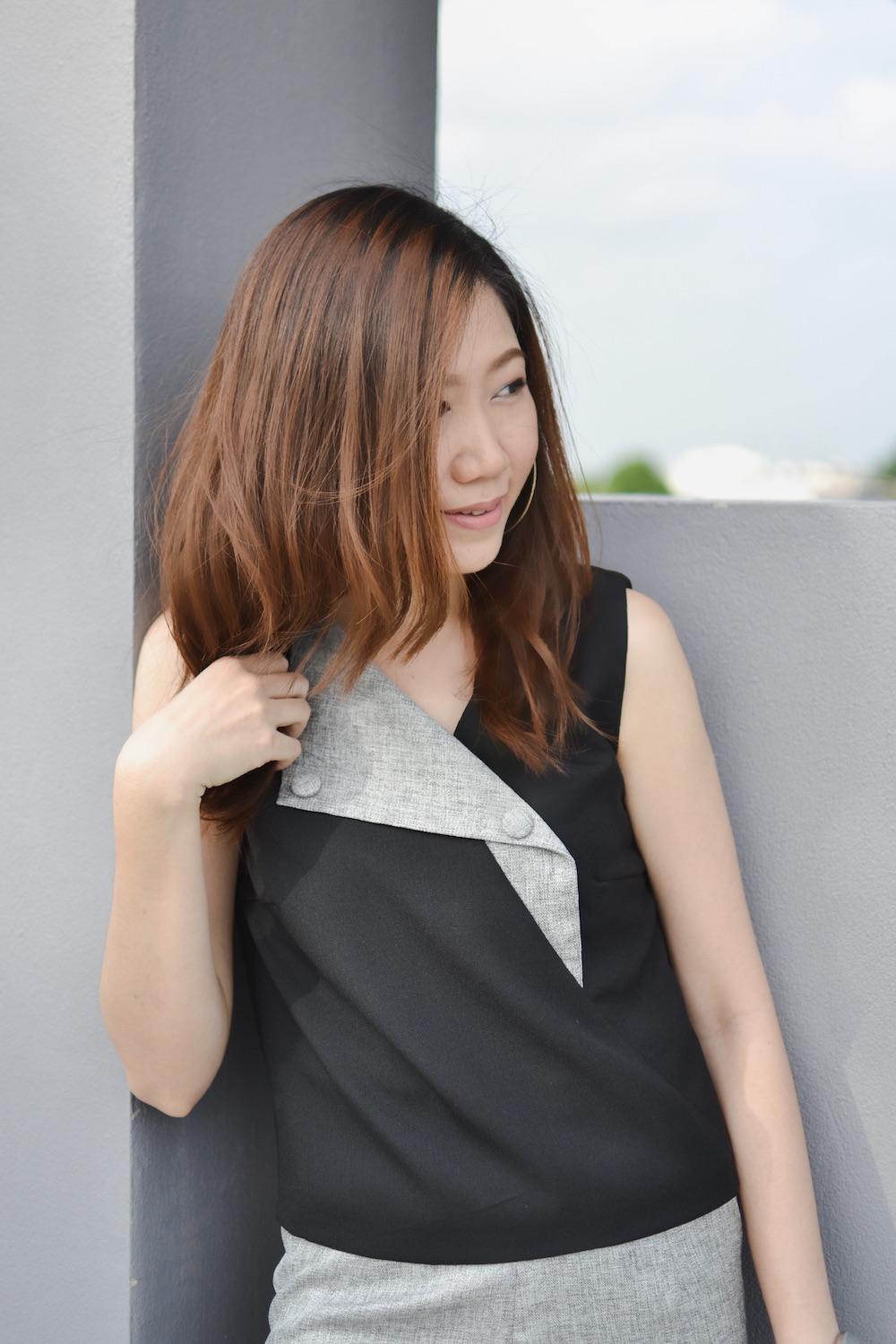 ZHER : Origami Top เสื้อคอวี ทรงตรง เกล็ดอก ปกพับในตัว สีดำ (Black) ไซส์ S M ZHER : Origami Top เสื้อคอวี ทรงตรง เกล็ดอก ปกพับในตัว สีดำ (Black) ไซส์ S M