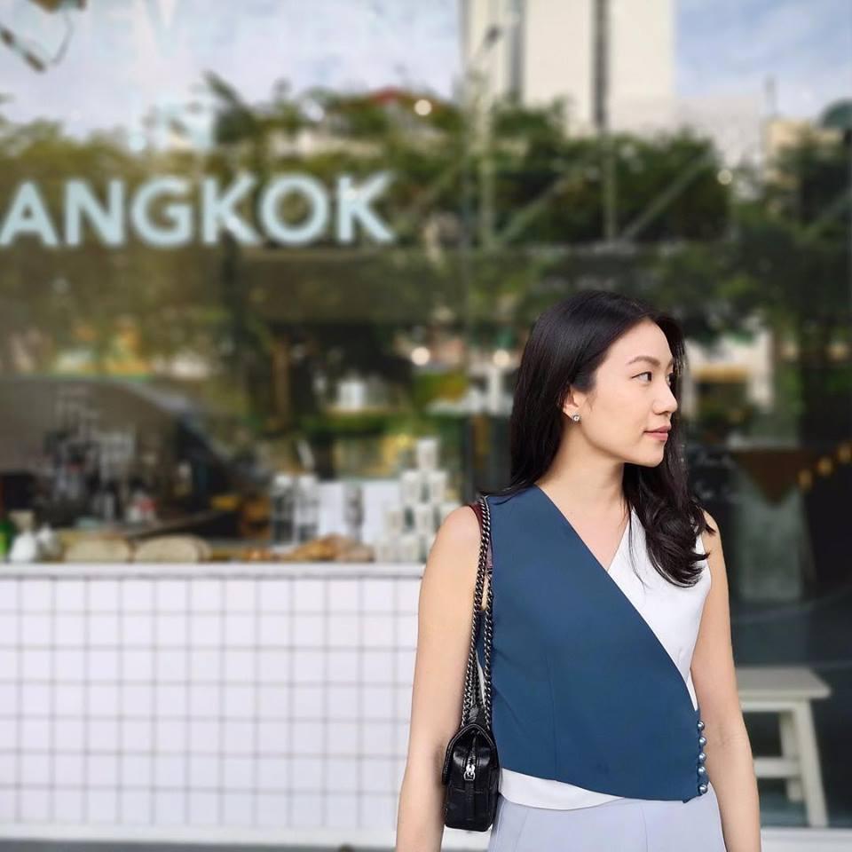 Lailah Blatt Button Wrap Top เสื้อทรงป้าย ติดกระดุมมุก สีขาวตัดสีน้ำเงิน Lailah Blatt Button Wrap Top เสื้อทรงป้าย ติดกระดุมมุก สีขาวตัดสีน้ำเงิน