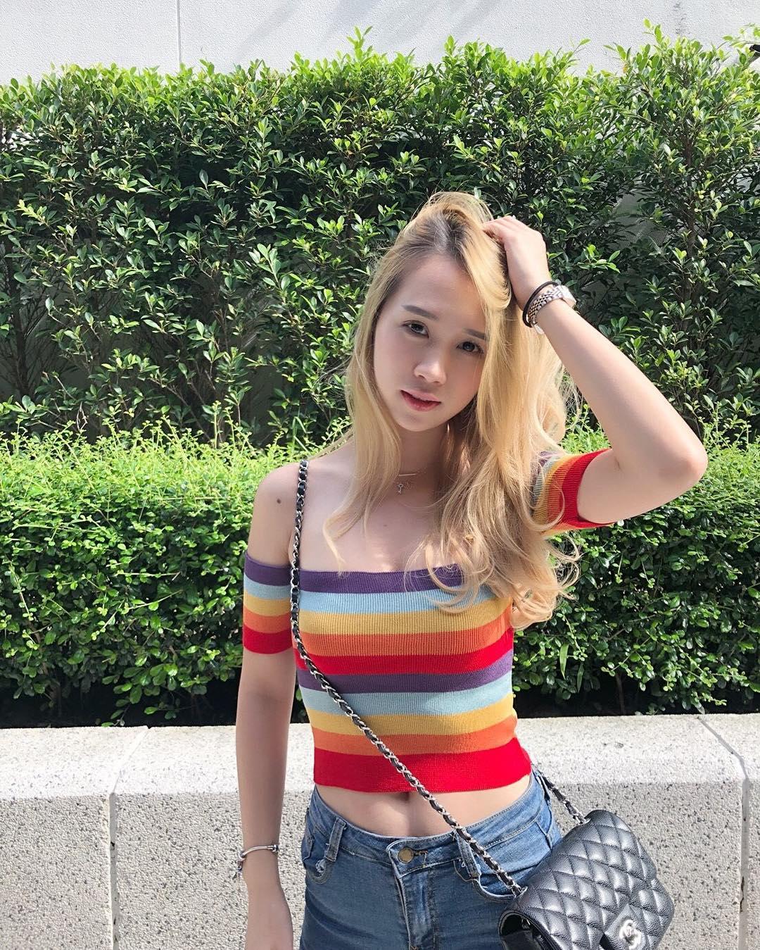 เสื้อผู้หญิงสีรุ้งปาดไหล่ เเฟชั่นสาวเกาหลี เสื้อผู้หญิงสีรุ้งปาดไหล่ เเฟชั่นสาวเกาหลี