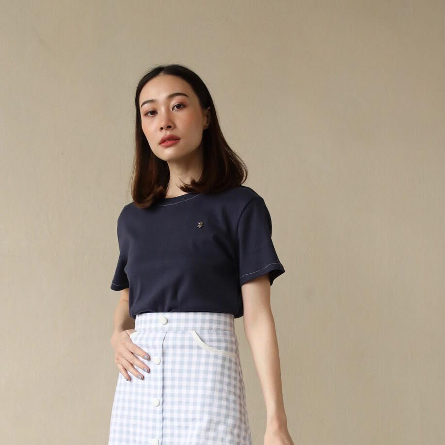 BLOSSOM DAISY - Peanut Top เสื้อยืดคอกลม ตกแต่งกระดุม BLOSSOM DAISY - Peanut Top เสื้อยืดคอกลม ตกแต่งกระดุม