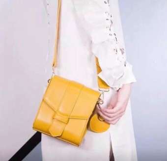 กระเป๋าสะพายทรงกล่อง สีดำสีเหลือง มีสายโซ่+สายสะพาย กระเป๋าสะพายทรงกล่อง สีดำสีเหลือง มีสายโซ่+สายสะพาย