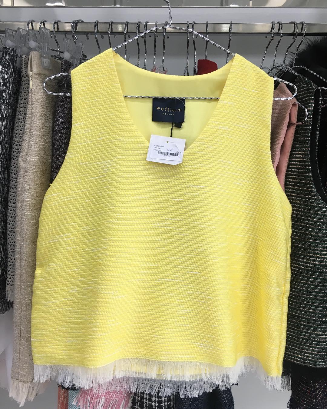 Weftloom Clara Top เสื้อแขนกุดคอวีผ้าทวีต รุ่ยชาย