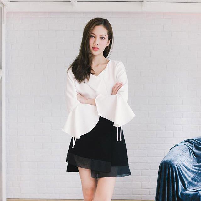 PHISARA EMMA TOP เสื้อแขนย้วยเล่นปกป้ายข้างเดียว สีขาว