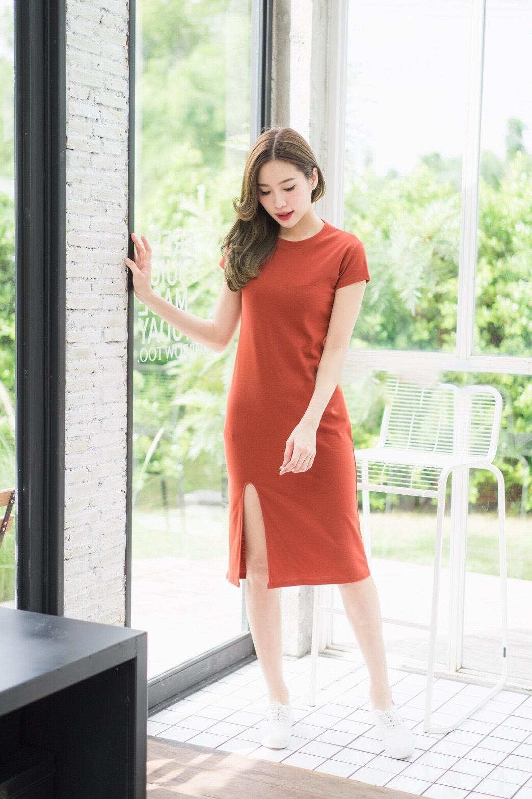 ชุดเดรสคอกลม ผ่าหน้าขา แขนสั้น ผ้าร่องยืดหยุ่นดี ฟรีไซส์