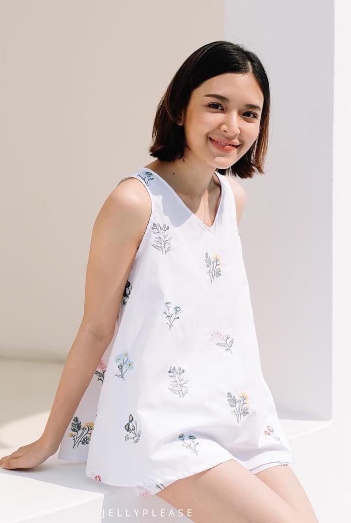 JellyPlease เสื้อแขนกุด ลายปักดอกไม้รุ่น Violet top JellyPlease เสื้อแขนกุด ลายปักดอกไม้รุ่น Violet top