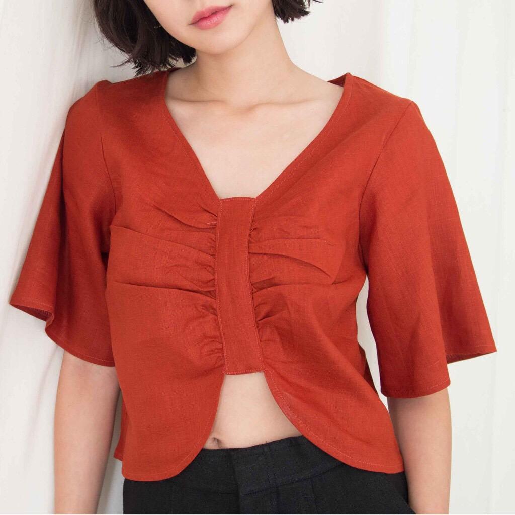 COWORKER(LN.CT.11) - cropped top with gathered details COWORKER(LN.CT.11) - cropped top with gathered details