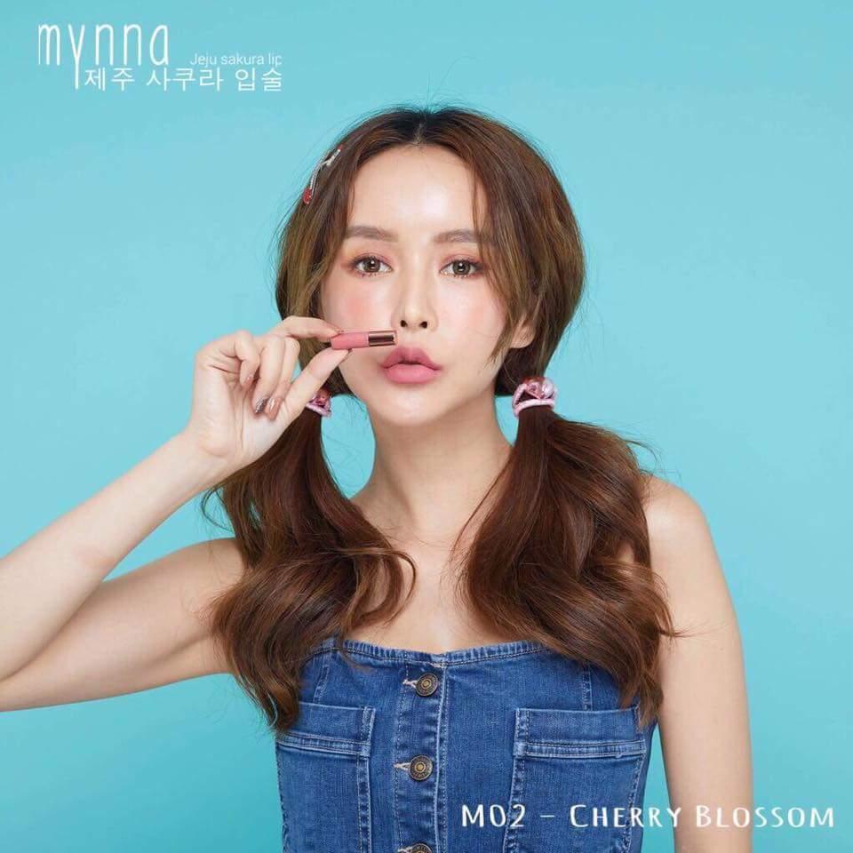 Mynna มินนา ลิปดอกซากุระ ลิปจิ๋วเนื้อแมทสีออแกนิค ธรรมชาติสุดๆ เม็ดสีแน่น ติดทน กันน้ำ มีให้เลือก 20 สี (Mini Series) พร้อมส่ง มีเก็บเงินปลายทาง Mynna มินนา ลิปดอกซากุระ ลิปจิ๋วเนื้อแมทสีออแกนิค ธรรมชาติสุดๆ เม็ดสีแน่น ติดทน กันน้ำ มีให้เลือก 20 สี (Mini Series) พร้อมส่ง มีเก็บเงินปลายทาง