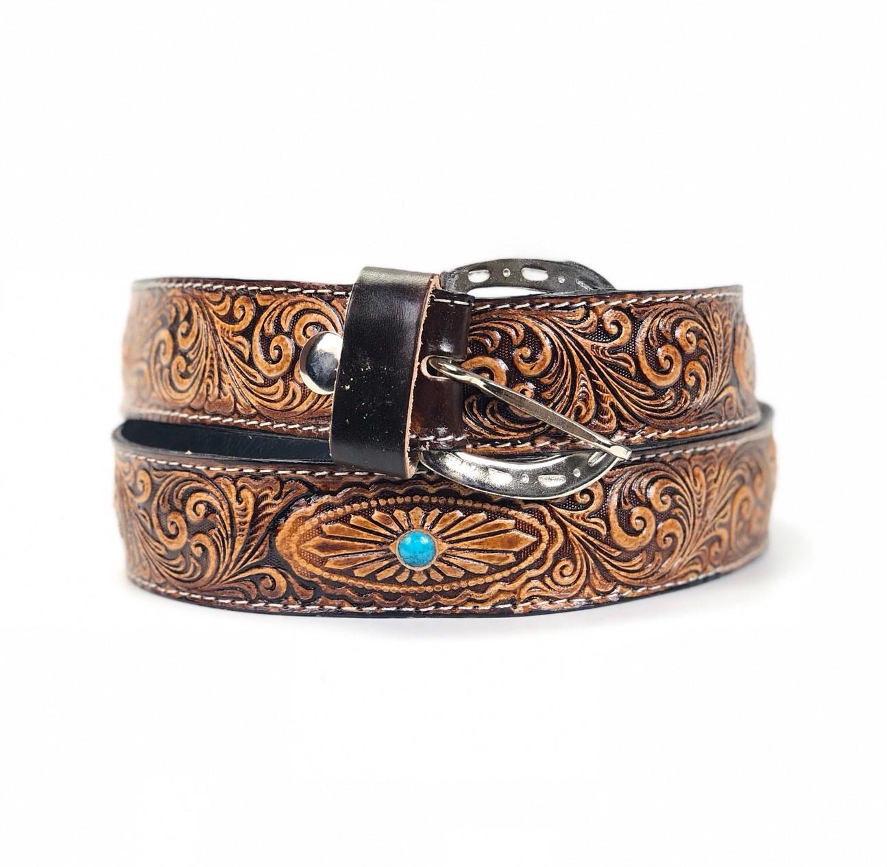 Chinatown Leather เข็มขัดหนังวัวแท้ ตอกลายหนังทั้งเส้น ฝังลายหินเทอควอยส์สีฟ้าในตัว 1.5 นิ้ว Chinatown Leather เข็มขัดหนังวัวแท้ ตอกลายหนังทั้งเส้น ฝังลายหินเทอควอยส์สีฟ้าในตัว 1.5 นิ้ว