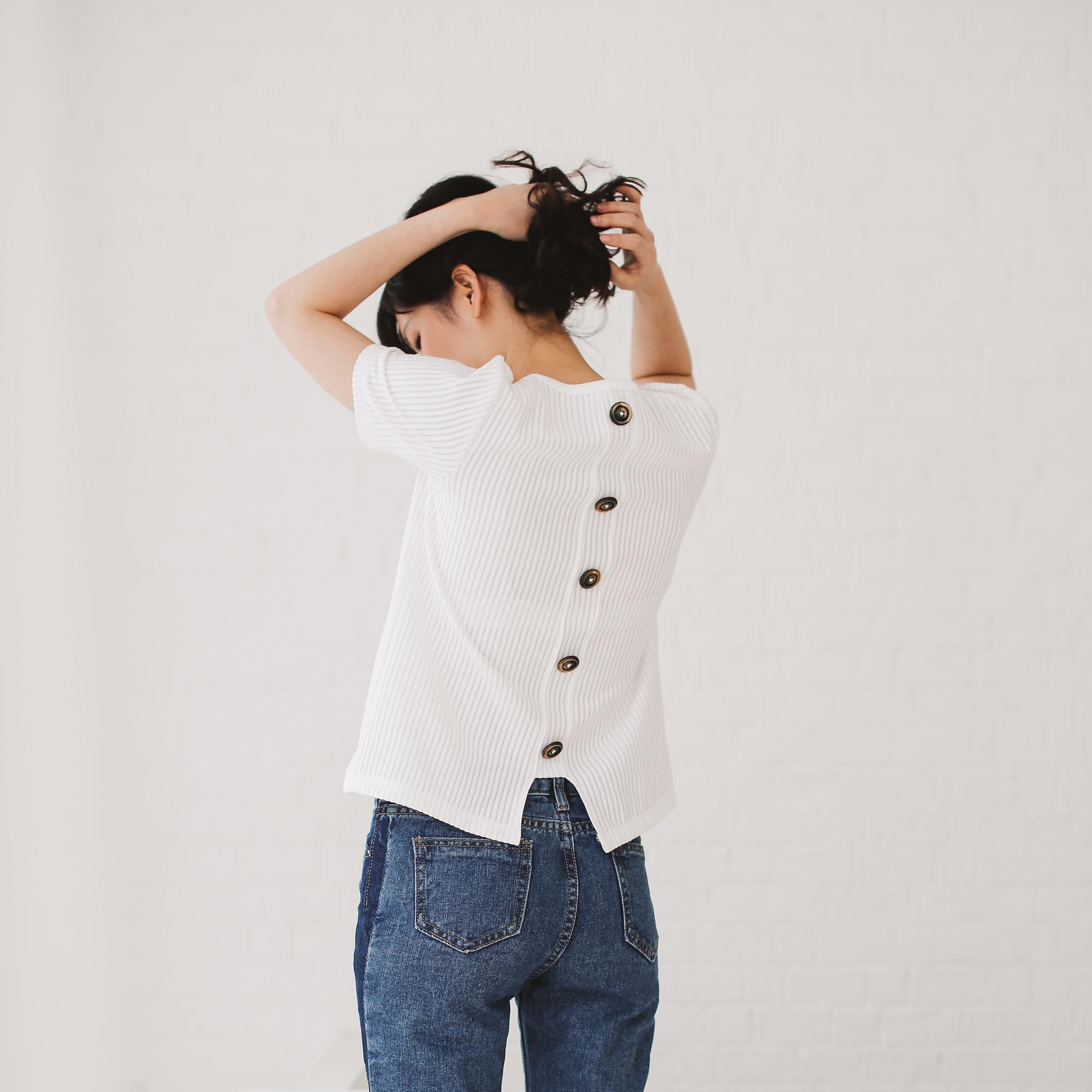 JELLYPLEASE เสื้อยืดคอกลม ผ้านุ่ม มีกระดุมแต่งด้านหลัง รุ่น BUTTON BACK TEE JELLYPLEASE เสื้อยืดคอกลม ผ้านุ่ม มีกระดุมแต่งด้านหลัง รุ่น BUTTON BACK TEE