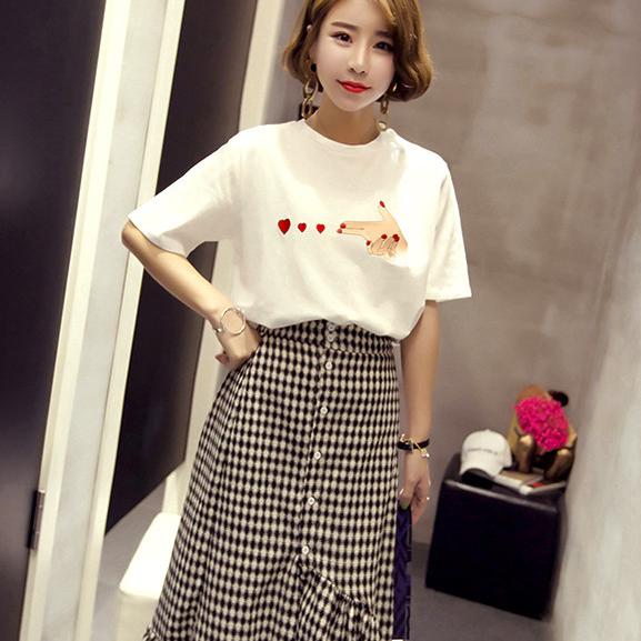 FASHION เสื้อยืด แขนสั้น แฟชั่น ปักลายนิ้วมือ+รูปหัวใจสามดวง ด้านหน้า ดีไซน์ทันสมัย สวยเก๋ (สีขาว) รุ่น Y2