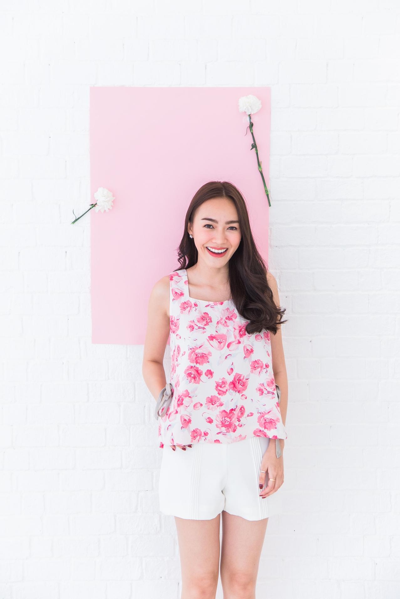PHISARA APRIL TOP เสื้อแขนกุดคอเหลี่ยม มีโบว์ด้านข้าง ลายดอกสีชมพู