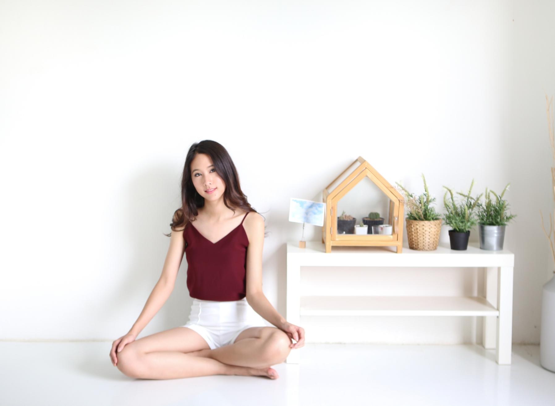 เสื้อสายเดี่ยวคอวี Basics & Neutrals V-Neck Camisole