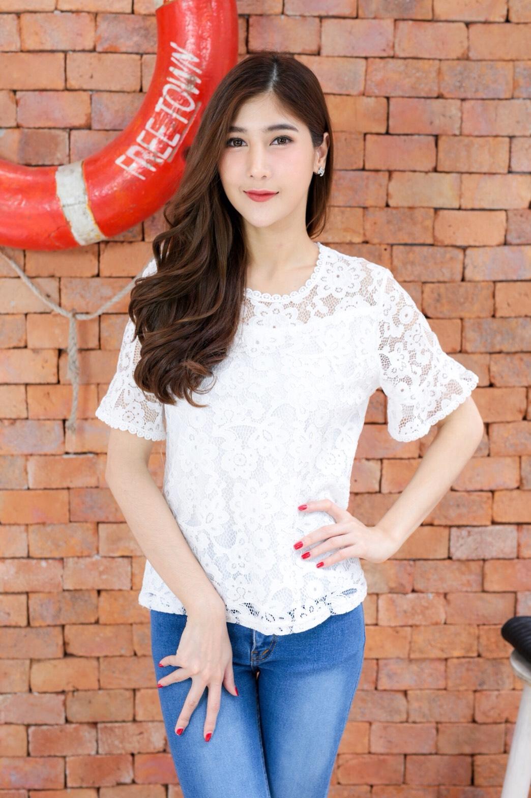 เสื้อลูกไม้แขนระบายคอกว้าง รุ่น 1896 เสื้อลูกไม้แขนระบายคอกว้าง รุ่น 1896