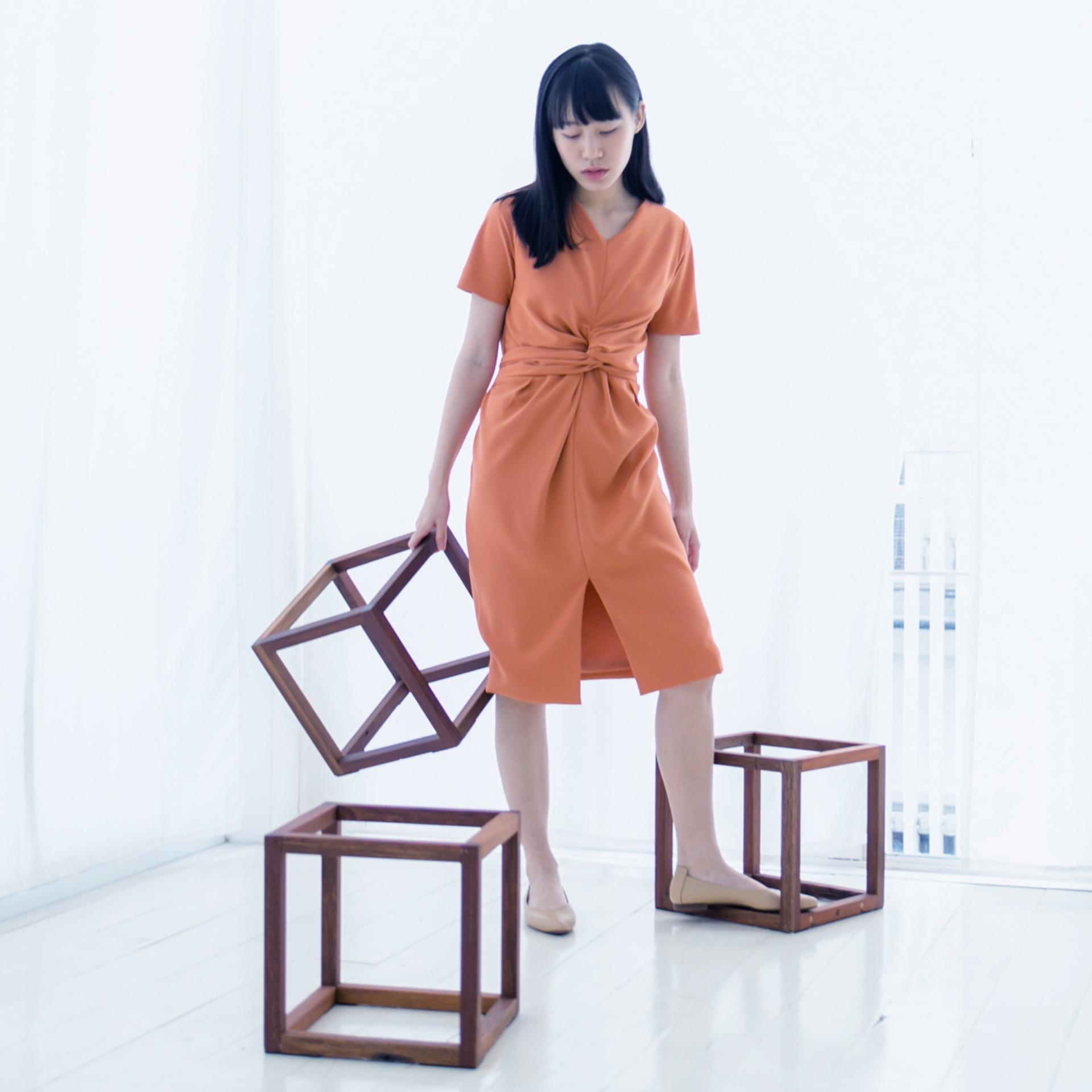 Ivory No.5 เดรสคอกลมผ่าแขนสั้น ผูกไขว้ด้านหน้า รุ่น Twisted Dress