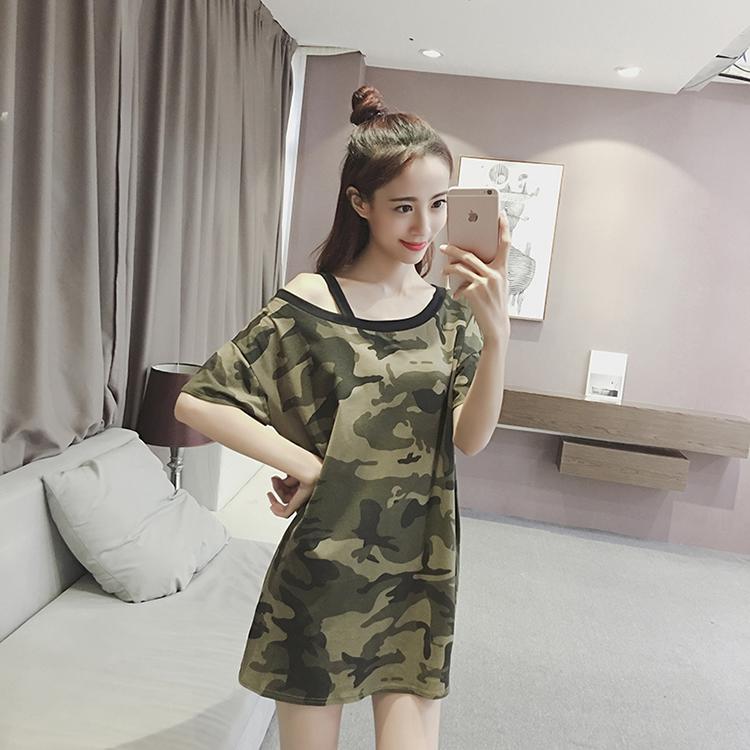 เสื้อยืดเปิดไหล่ของผู้หญิง แบบยาวปานกลาง