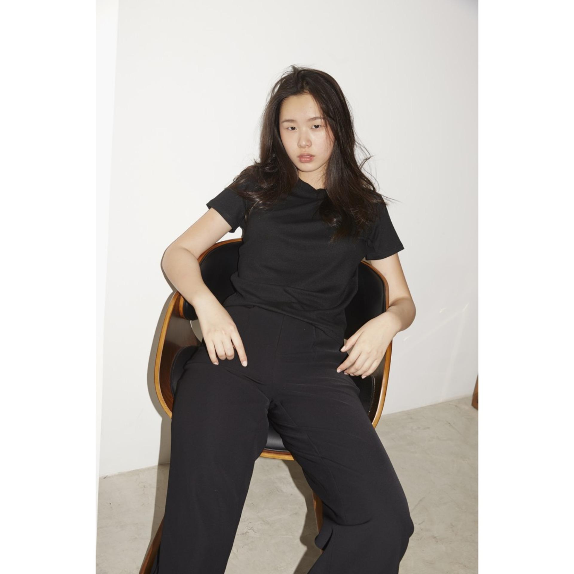 EVERYDAY APPARELS เสื้อยืดทรงตรง สีดำ ผู้หญิง straight cut tee- black